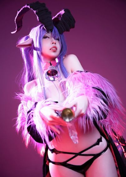 年轻善良的女老板_JVID性感写真